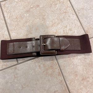 Brown stretch belt with leather buckle, simply vera, size medium.